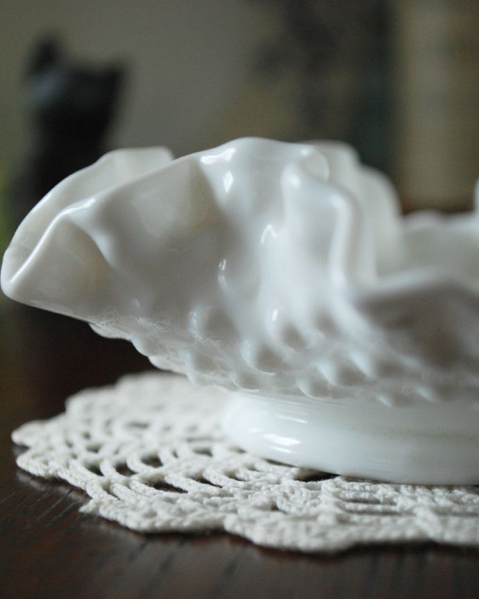 フェントン製、ホブネイルミルクガラス、レースみたいな縁の