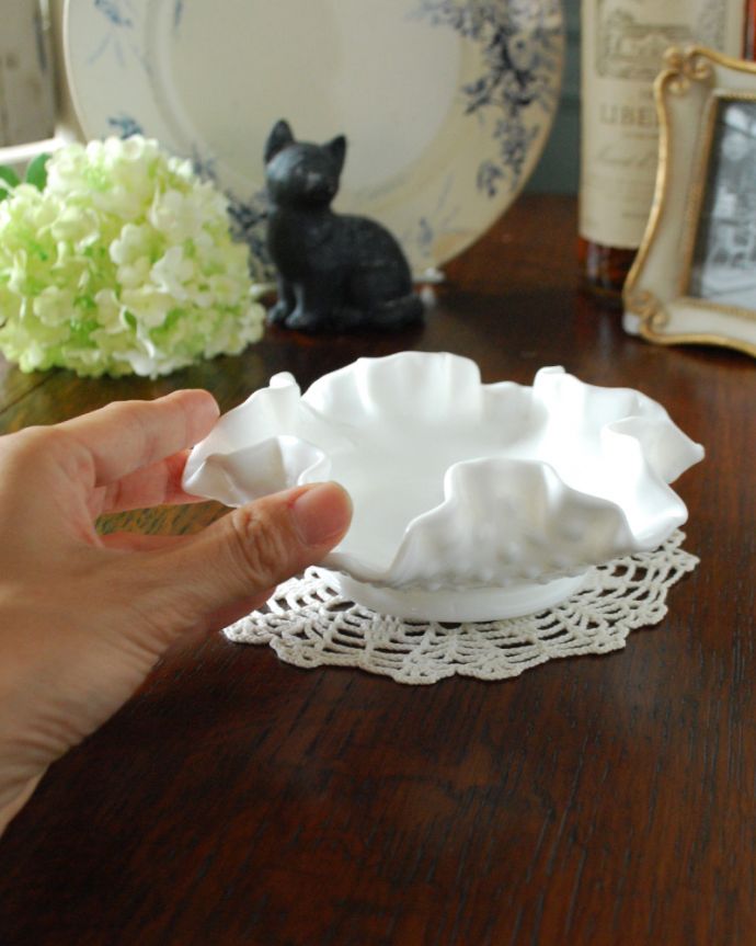 フェントン製、ホブネイルミルクガラス、レースみたいな縁の