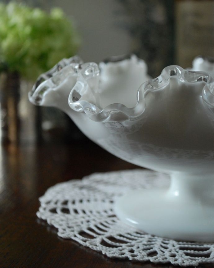 デザートグラス、ボウル(器)　アンティーク雑貨　クリアガラスとミルクガラスが美しい、フェントン社のシルバークレストシリーズのアンティークコンポート。アンティークのため、多少の欠け・傷がある場合がありますが、使用上問題はありませんので、ご了承下さい。(m-1592-z)