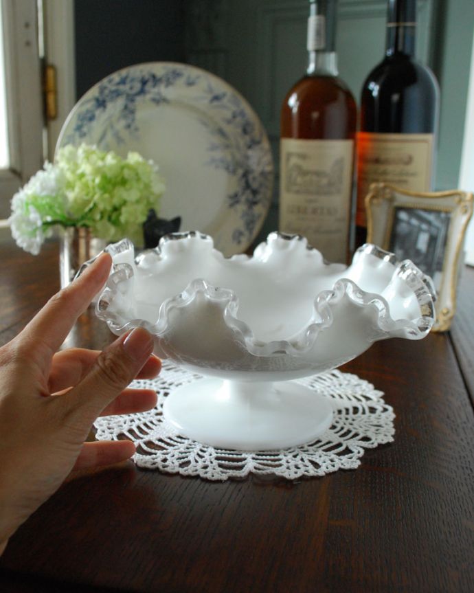 デザートグラス、ボウル(器)　アンティーク雑貨　クリアガラスとミルクガラスが美しい、フェントン社のシルバークレストシリーズのアンティークコンポート。何を入れても可愛く、素敵に見えてしまうのがプレスドグラスの魅力です。(m-1592-z)