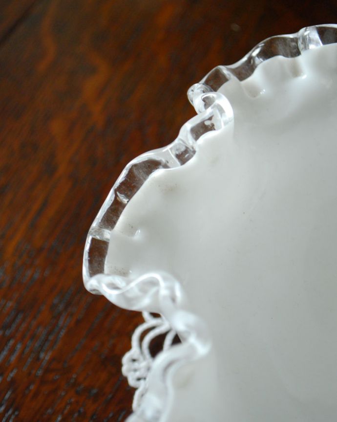 デザートグラス、ボウル(器)　アンティーク雑貨　クリアガラスとミルクガラスが美しい、フェントン社のシルバークレストシリーズのアンティークコンポート。クリアガラスで縁取られています。(m-1592-z)