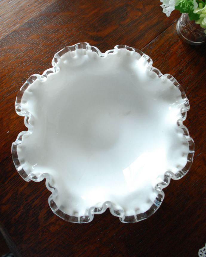 デザートグラス、ボウル(器)　アンティーク雑貨　クリアガラスとミルクガラスが美しい、フェントン社のシルバークレストシリーズのアンティークコンポート。上から見るとこんな感じです。(m-1592-z)