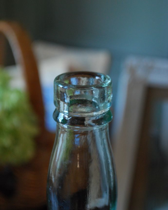 アンティーク ガラスボトル　アンティーク雑貨　ブルーのステッカー付きアンティークガラスボトル（GOWRIE CREAM）。長年使われてきたボトルはとっても味わい深い一品です。(m-1601-z)