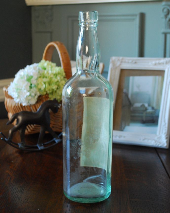 アンティーク ガラスボトル　アンティーク雑貨　ブルーのステッカー付きアンティークガラスボトル（GOWRIE CREAM）。１輪挿しにもピッタリです。(m-1601-z)