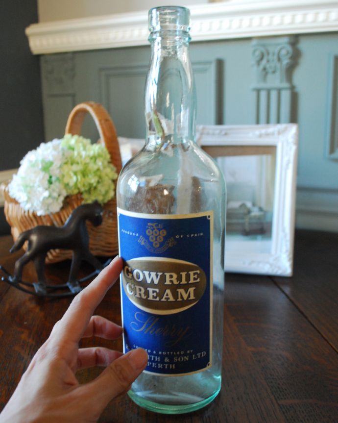 アンティーク ガラスボトル　アンティーク雑貨　ブルーのステッカー付きアンティークガラスボトル（GOWRIE CREAM）。ミルクや薬品、調味料など様々な用途で使われてきたアンティークボトルたちです。(m-1601-z)