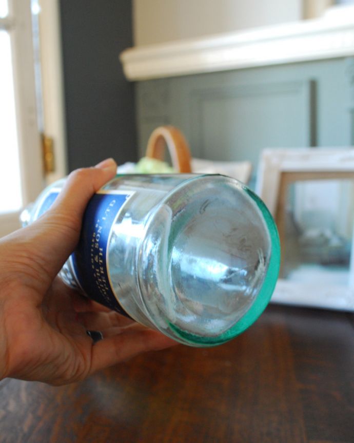 アンティーク ガラスボトル　アンティーク雑貨　ブルーのステッカー付きアンティークガラスボトル（GOWRIE CREAM）。アンティークのため、多少の欠け・傷がある場合がありますが、使用上問題はありませんので、ご了承下さい。(m-1601-z)