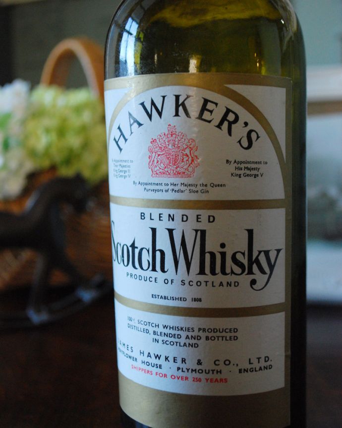 ナチュラルカントリースタイル　アンティーク雑貨　ステッカー付きアンティークガラスボトル（Scotch Whisky）。厚みのあるガラスは、光が差し込むとこんなにもキラキラと美しいんです！ぜひ、窓辺で楽しんでいただきたいですね。(m-1602-z)