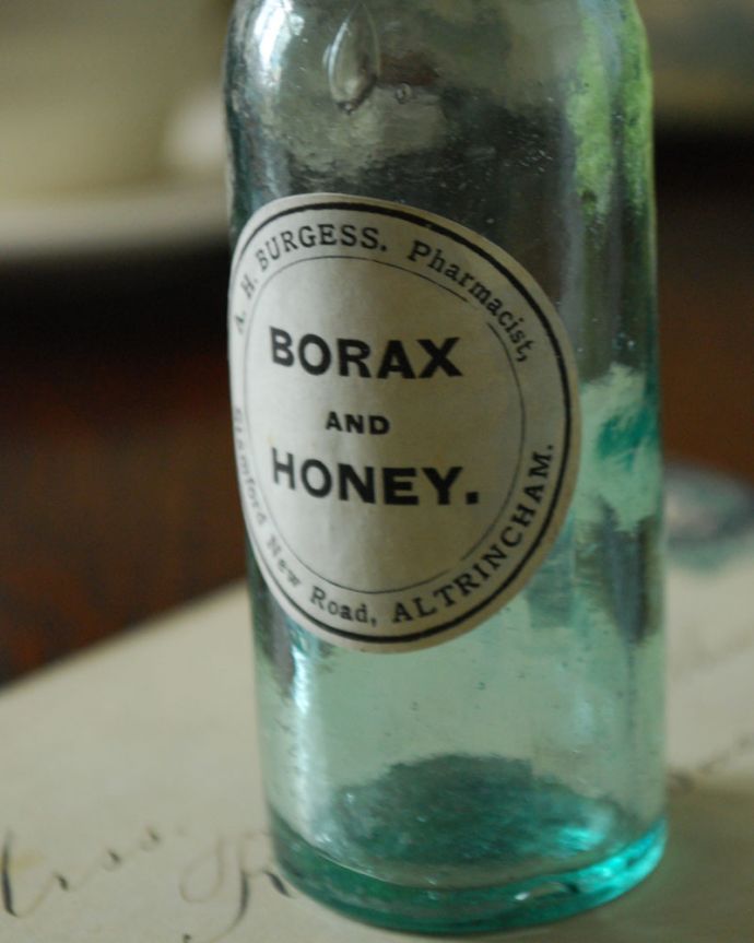 ナチュラルカントリースタイル　アンティーク雑貨　ステッカー付きアンティークガラスボトル（ＢＯＲＡＸ and ＨＯＮＥＹ）。厚みのあるガラスは、光が差し込むとこんなにもキラキラと美しいんです！ぜひ、窓辺で楽しんでいただきたいですね。(m-1604-z)