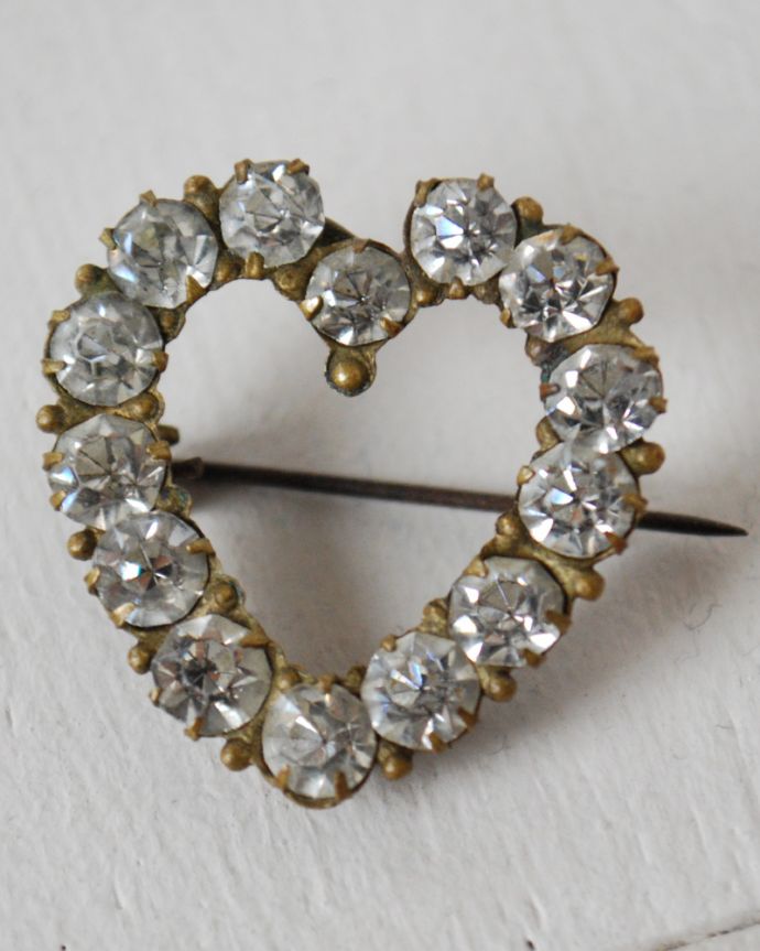 アンティーク その他の雑貨 アンティーク雑貨 フランスで見つけたアンティークアクセサリー、キラキラ輝くハートブローチ。アンティークのため、多少の欠け・傷がある場合がありますが、使用上問題はありませんので、ご了承下さい。(m-1606-z)