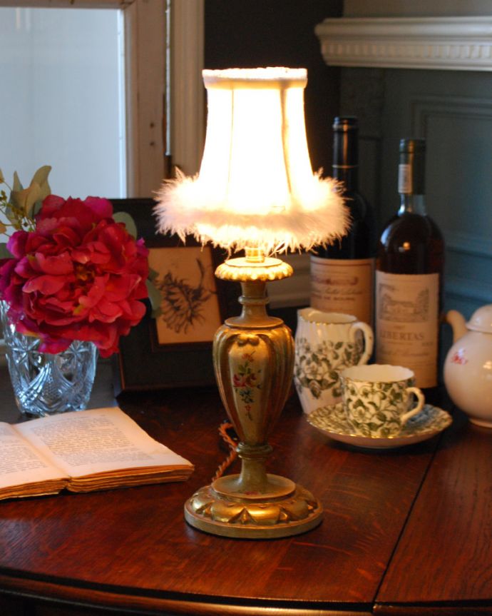 スタンドライト 照明・ライティング お花の絵が描かれたフランスのアンティークテーブルランプ(シェード付き)(E17シャンデリア球付)。電気を付けると・・・シェードを通した灯りは、とっても柔らか。(m-1607-z)