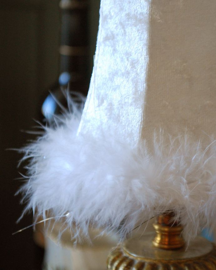 スタンドライト 照明・ライティング お花の絵が描かれたフランスのアンティークテーブルランプ(シェード付き)(E17シャンデリア球付)。ふわふわのフェザーがポイント。(m-1607-z)