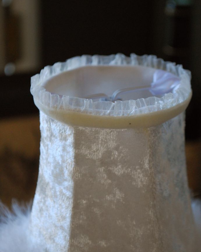 スタンドライト 照明・ライティング お花の絵が描かれたフランスのアンティークテーブルランプ(シェード付き)(E17シャンデリア球付)。リボンとレースが縁どりに付いています。(m-1607-z)