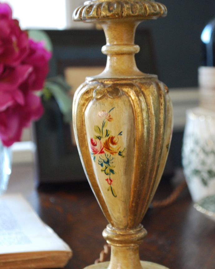 スタンドライト 照明・ライティング お花の絵が描かれたフランスのアンティークテーブルランプ(シェード付き)(E17シャンデリア球付)。お花の模様がとっても美しいデザインです。(m-1607-z)