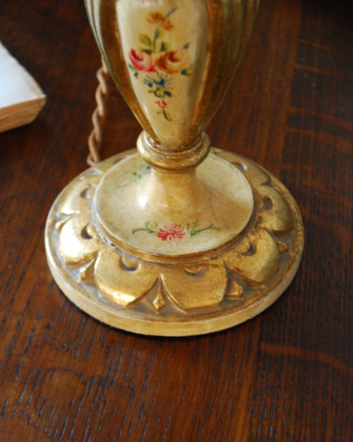 スタンドライト 照明・ライティング お花の絵が描かれたフランスのアンティークテーブルランプ(シェード付き)(E17シャンデリア球付)。安定感のあるスタンドです。(m-1607-z)