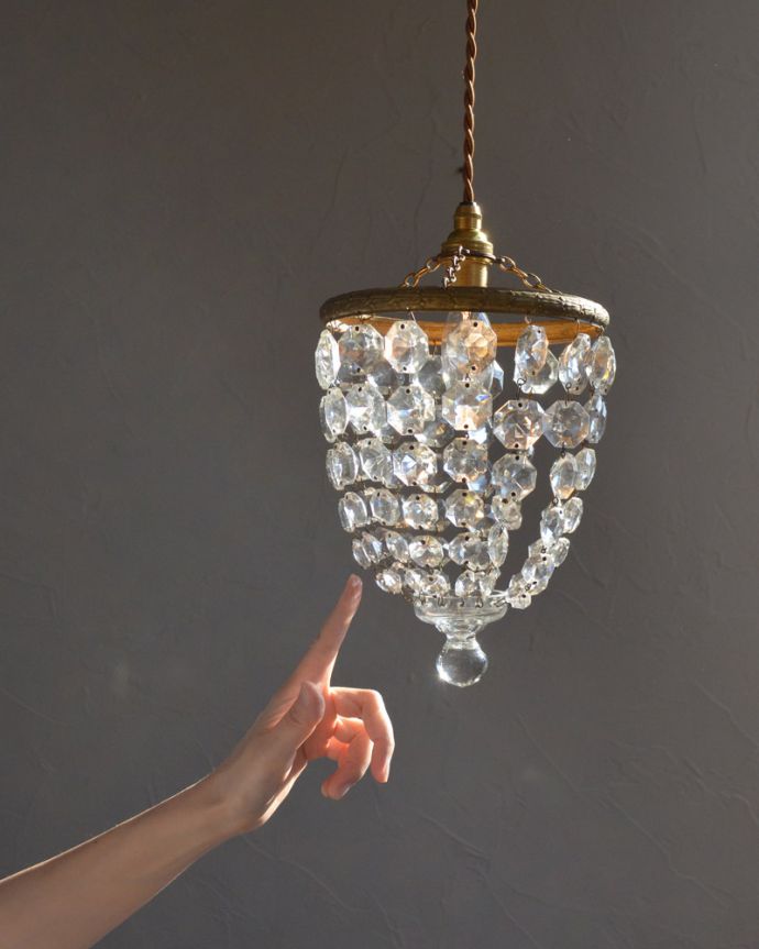 ペンダントライト 照明・ライティング 真鍮とガラスパーツのアンティークシャンデリア(コード・シャンデリア球・ギャラリーなし)。家庭にもピッタリな、小さめのサイズなのでどんなお部屋でも気軽にシャンデリアが取り付けられます。(m-1608-z)