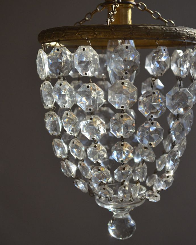 ペンダントライト 照明・ライティング 真鍮とガラスパーツのアンティークシャンデリア(コード・シャンデリア球・ギャラリーなし)。明かりが点いていなくても、きらきら輝いて美しいシャンデリアです。(m-1608-z)