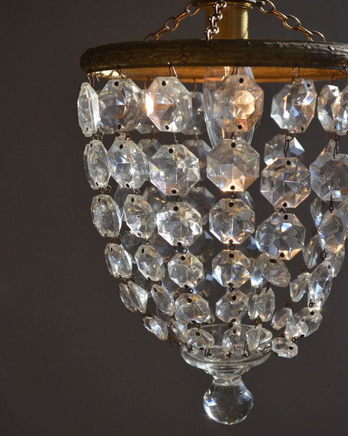 ペンダントライト 照明・ライティング 真鍮とガラスパーツのアンティークシャンデリア(コード・シャンデリア球・ギャラリーなし)。アンティークのため、ガラスには写真に映らない多少の欠け・傷がある場合がありますが、使用上問題はありませんので、ご了承下さい。(m-1608-z)