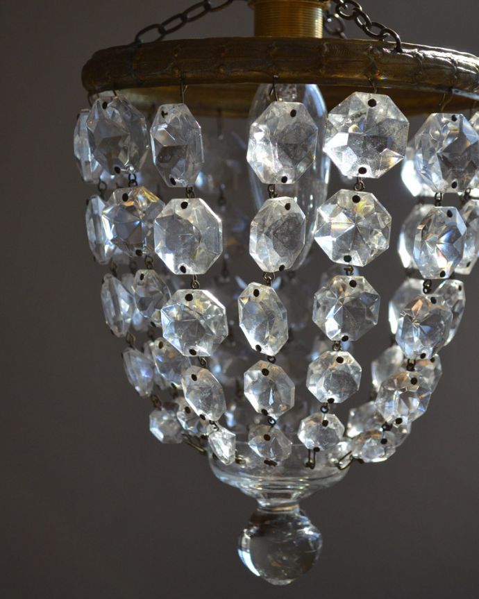 ペンダントライト 照明・ライティング 可憐で女性らしい小さなガラスパーツのアンティークシャンデリア。明かりが点いていなくても、きらきら輝いて美しいシャンデリアです。(m-1612-z)