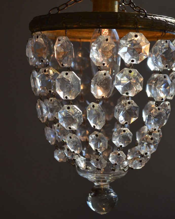 ペンダントライト 照明・ライティング 可憐で女性らしい小さなガラスパーツのアンティークシャンデリア。アンティークのため、ガラスには写真に映らない多少の欠け・傷がある場合がありますが、使用上問題はありませんので、ご了承下さい。(m-1612-z)