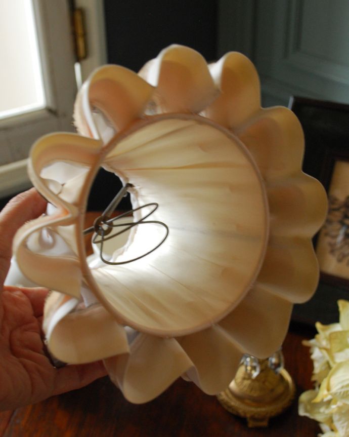 シャンデリア球のシェード 照明・ライティング ゴールドの刺繍がエレガントなフランスのアンティーク布シェード。クリップタイプになっているので、簡単に取り付けられます。(m-1616-z)