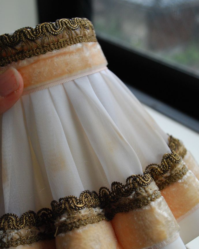 シャンデリア球のシェード 照明・ライティング ゴールドの刺繍がエレガントなフランスのアンティーク布シェード。アンティークのため、多少の汚れ、傷がある場合がありますが、使用上問題はありませんので、ご了承下さい。(m-1616-z)