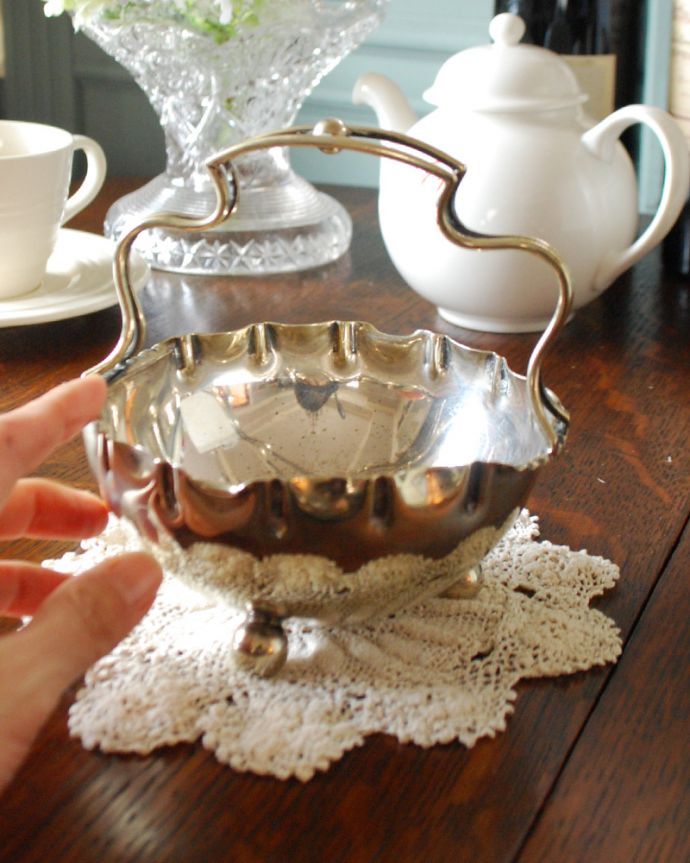 アンティーク シルバー製　アンティーク雑貨　英国のアンティーク銀食器、シルバーのシュガーボール（シュガーポット）。ティータイムにスイーツやフルーツを乗せたり、雑貨やアクセサリーの乗せたりと色々なシーンでお使い頂けます。(m-1619-z)