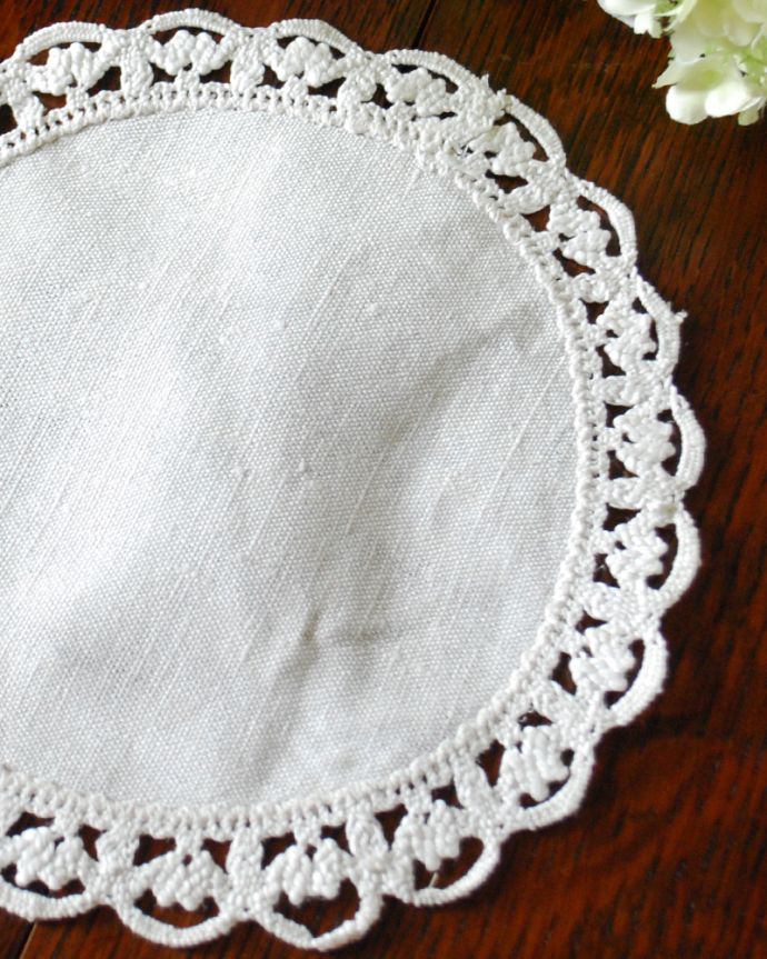 ミルクピッチャー アンティーク雑貨 フランス輸入のアンティークドイリーレース。ハンドメイドの繊細さとあたたかさがあります。(m-1623-z)