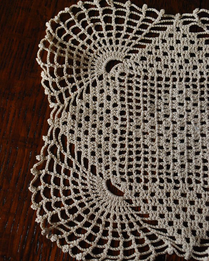 アンティーク 布製の雑貨　アンティーク雑貨　手作りのぬくもり、フランス輸入の可愛いアンティーク ドイリー。ハンドメイドの繊細さとあたたかさがあります。(m-1629-z)