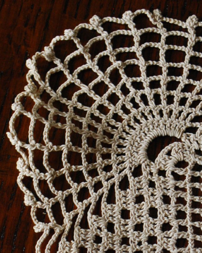 アンティーク 布製の雑貨　アンティーク雑貨　手作りのぬくもり、フランス輸入の可愛いアンティーク ドイリー。アンティークのため、多少の汚れやシミがある場合がありますが、使用上問題はありませんので、ご了承下さい。(m-1629-z)