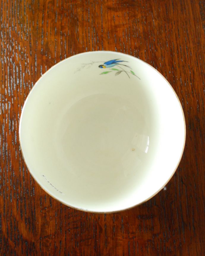 テーブルウェア(食器) アンティーク雑貨 青い小鳥と、蝶が可愛いタスカンのアンティークシュガーポット(TUSCAN CHINA)。アンティークのため、多少の欠け・傷がある場合がありますが、使用上問題はありませんので、ご了承下さい。(m-1635-z)