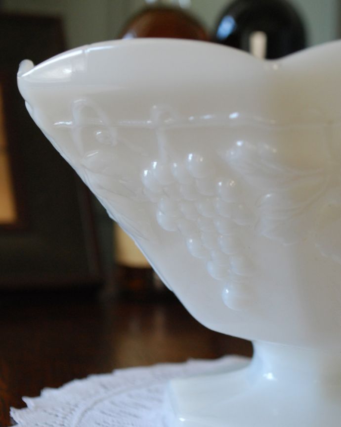 デザートグラス、ボウル(器)　アンティーク雑貨　葡萄がデザインされた、アンティークミルクガラスコンポート(ガラスボール)。葡萄と蔦が美しくデザインされています。(m-1636-z)