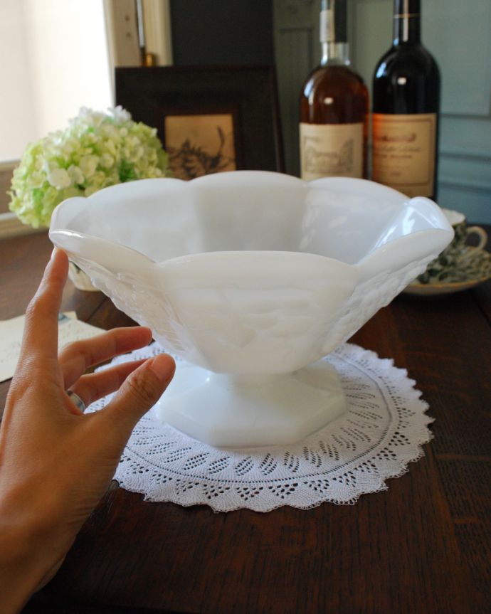 デザートグラス、ボウル(器)　アンティーク雑貨　葡萄がデザインされた、アンティークミルクガラスコンポート(ガラスボール)。アンティークのため、多少の欠け・傷がある場合がありますが、使用上問題はありませんので、ご了承下さい。(m-1636-z)