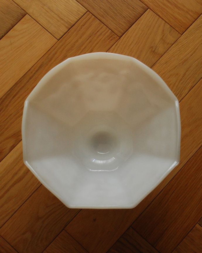 デザートグラス、ボウル(器)　アンティーク雑貨　葡萄がデザインされた、アンティークミルクガラスコンポート(ガラスボール)。上から見るとこんな感じ。(m-1636-z)