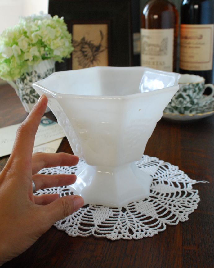 アンティーク 雑貨のガラス小物 アンティーク雑貨 美しい8角形のミルクガラス、アンティークのフラワーベース(花器)。アンティークのため、多少の欠け・傷がある場合がありますが、使用上問題はありませんので、ご了承下さい。(m-1640-z)