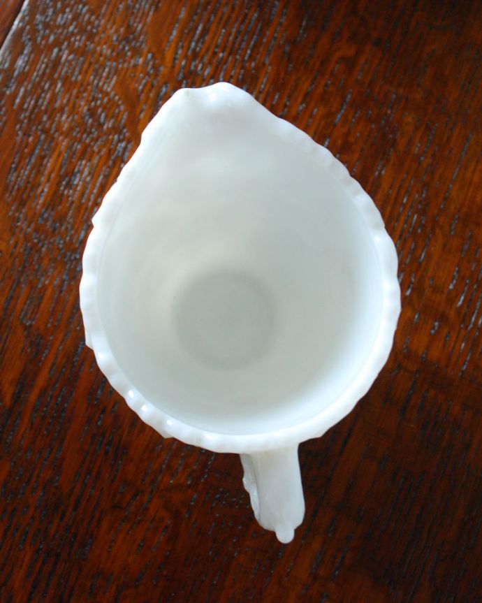 フラワーベース　アンティーク雑貨　ウエストモーランド社のミルクポット、ミルクガラスのアンティーク雑貨。上から見るとこんな感じです。(m-1648-z)