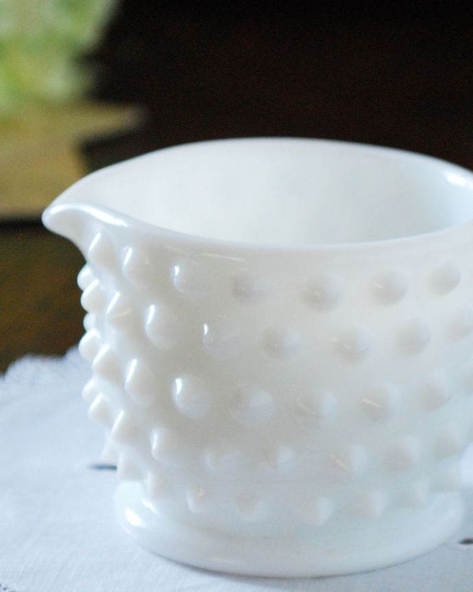 フラワーベース　アンティーク雑貨　ドット柄のオシャレなミルクガラスのミルクポット。ガラスとは思えない優美な美しさ・・・どこに置いても華やかな存在感です。(m-1649-z)