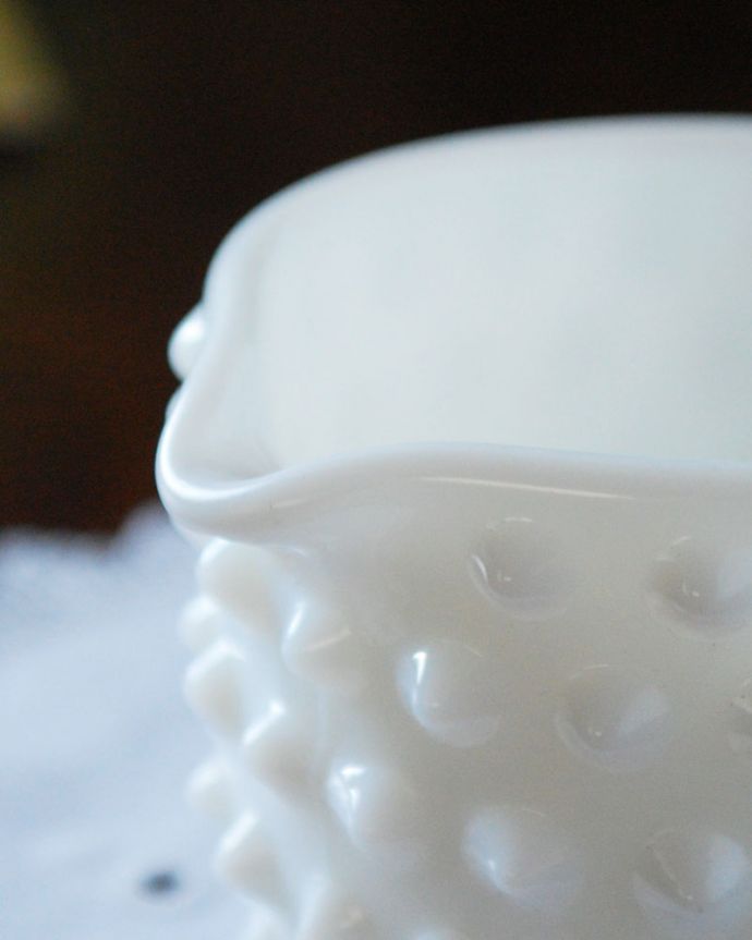 フラワーベース　アンティーク雑貨　ドット柄のオシャレなミルクガラスのミルクポット。注ぎ口もキレイな状態です。(m-1649-z)