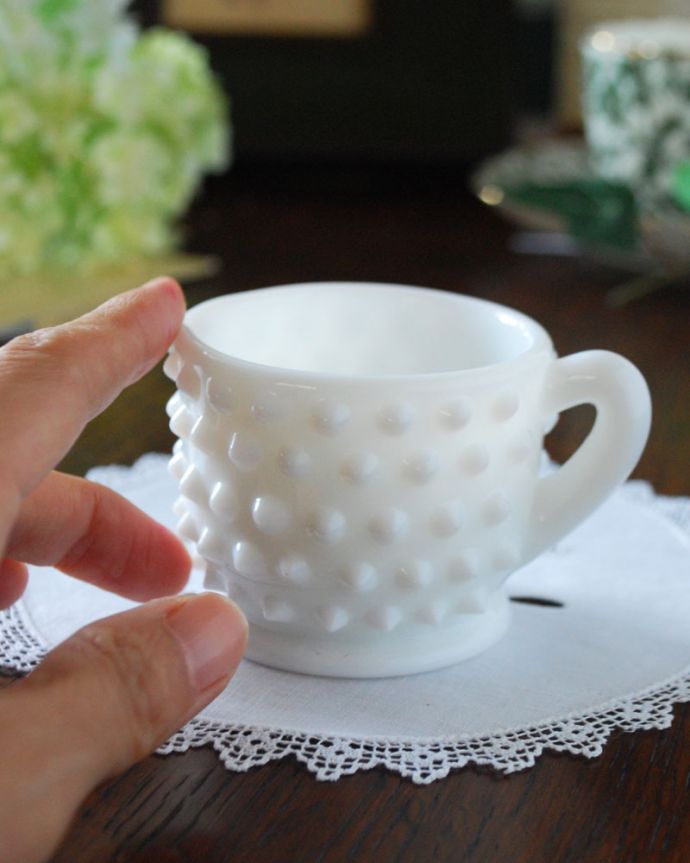 フラワーベース　アンティーク雑貨　ドット柄のオシャレなミルクガラスのミルクポット。アンティークのため、多少の欠け・傷がある場合がありますが、使用上問題はありませんので、ご了承下さい。(m-1649-z)