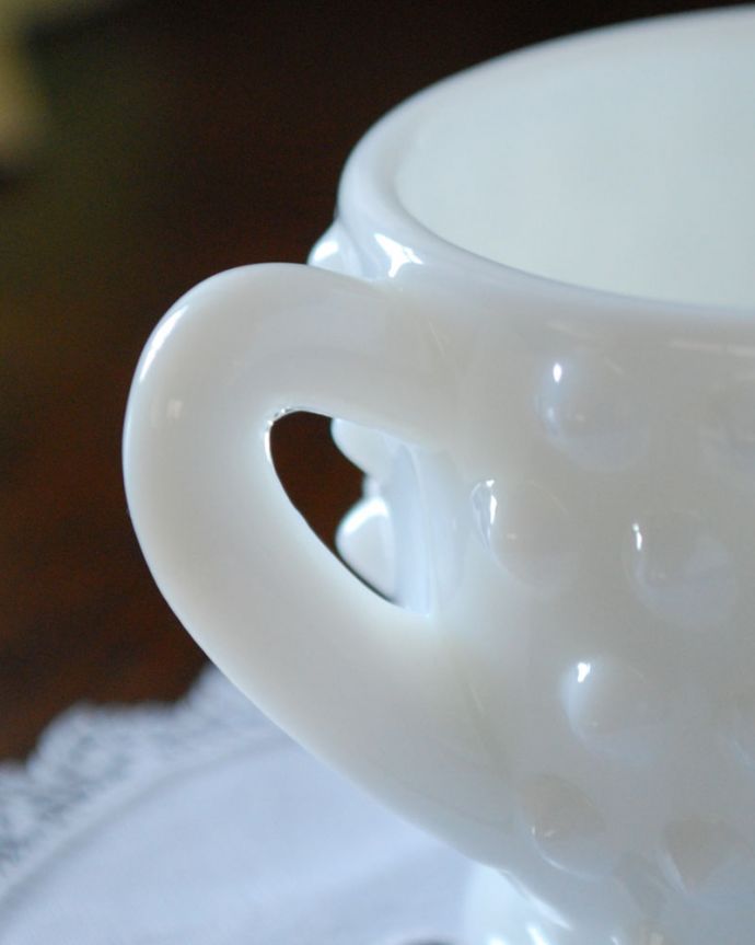 フラワーベース　アンティーク雑貨　ドット柄のオシャレなミルクガラスのミルクポット。小さくて可愛い持ち手です。(m-1649-z)