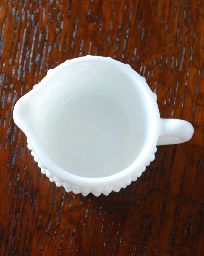 フラワーベース　アンティーク雑貨　ドット柄のオシャレなミルクガラスのミルクポット。上から見るとこんな感じです。(m-1649-z)