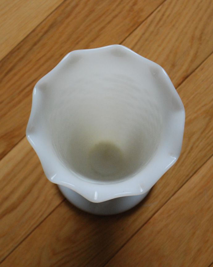 フラワーベース アンティーク雑貨 上品なフリルとドットがオシャレ、ミルクガラスのフラワーベース(花器)。上から見るとこんな感じです。(m-1657-z)