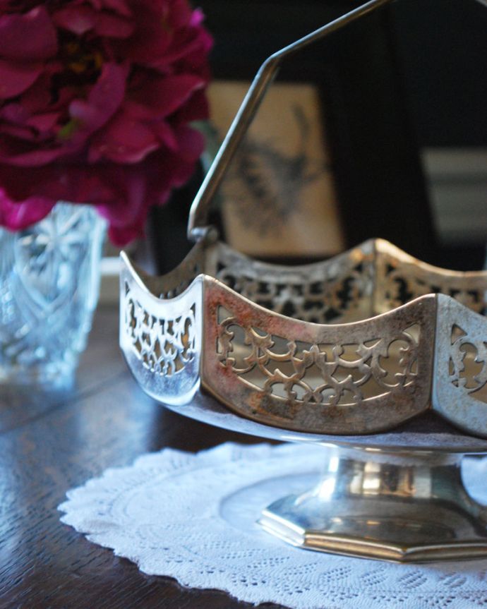 アンティーク シルバー製 アンティーク雑貨 英国の気品あふれるアンティーク雑貨、取っ手付きコンポート(シルバープレート)。ティータイムにスイーツやフルーツを乗せたり、雑貨やアクセサリーの乗せたりと色々なシーンでお使い頂けます。(m-1663-z)