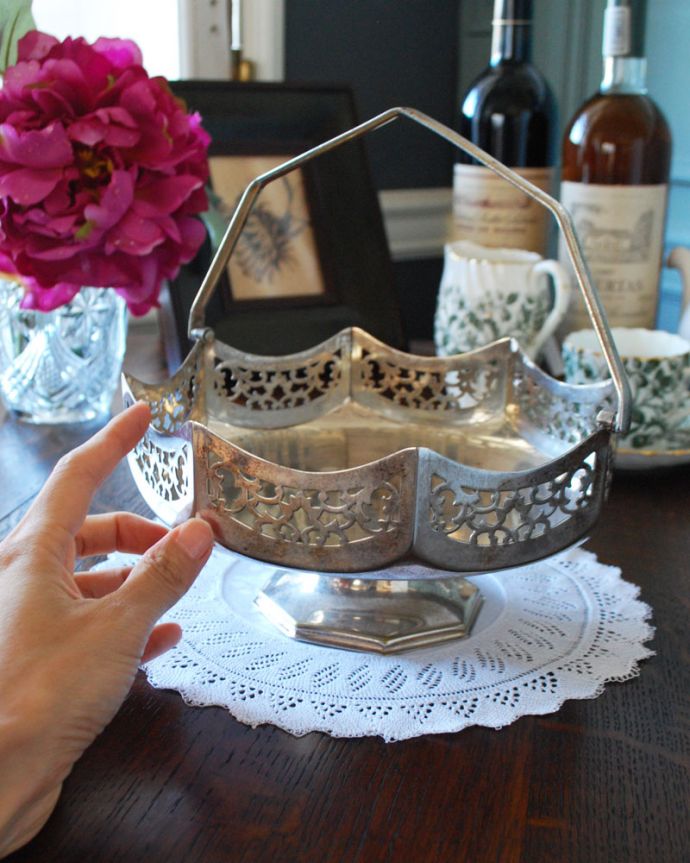 アンティーク シルバー製 アンティーク雑貨 英国の気品あふれるアンティーク雑貨、取っ手付きコンポート(シルバープレート)。アンティークは新品ではないので、経年変化によるキズはありますが、専門の職人によって目立たないようにキレイにお直しをしています。(m-1663-z)