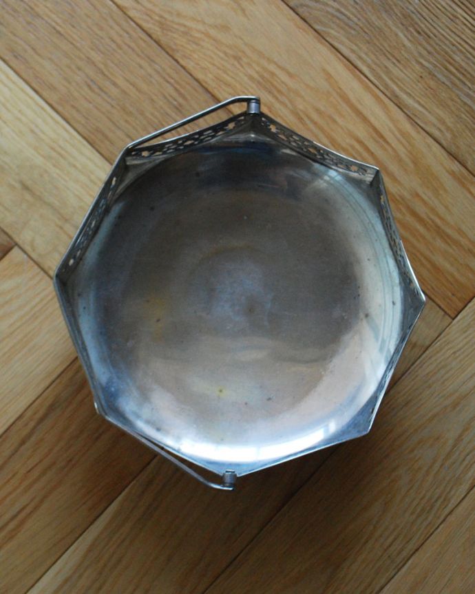 アンティーク シルバー製 アンティーク雑貨 英国の気品あふれるアンティーク雑貨、取っ手付きコンポート(シルバープレート)。上からみるとこんな感じです。(m-1663-z)