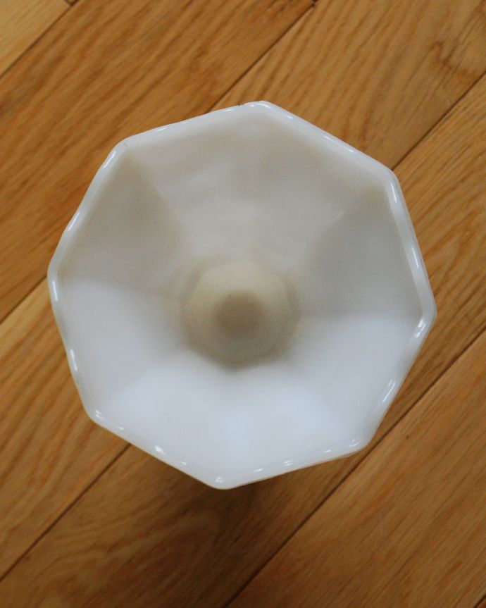 フラワーベース アンティーク雑貨 華やかなアンティークミルクガラスのフラワーベース(花器)。上から見るとこんな感じです。(m-1667-z)