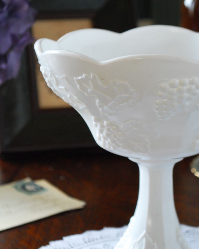 デザートグラス、ボウル(器)　アンティーク雑貨　花束のようなシルエットのミルクガラス、フラワーベース（花器）。たっぷりの葡萄がデザインされています。(m-1668-z)