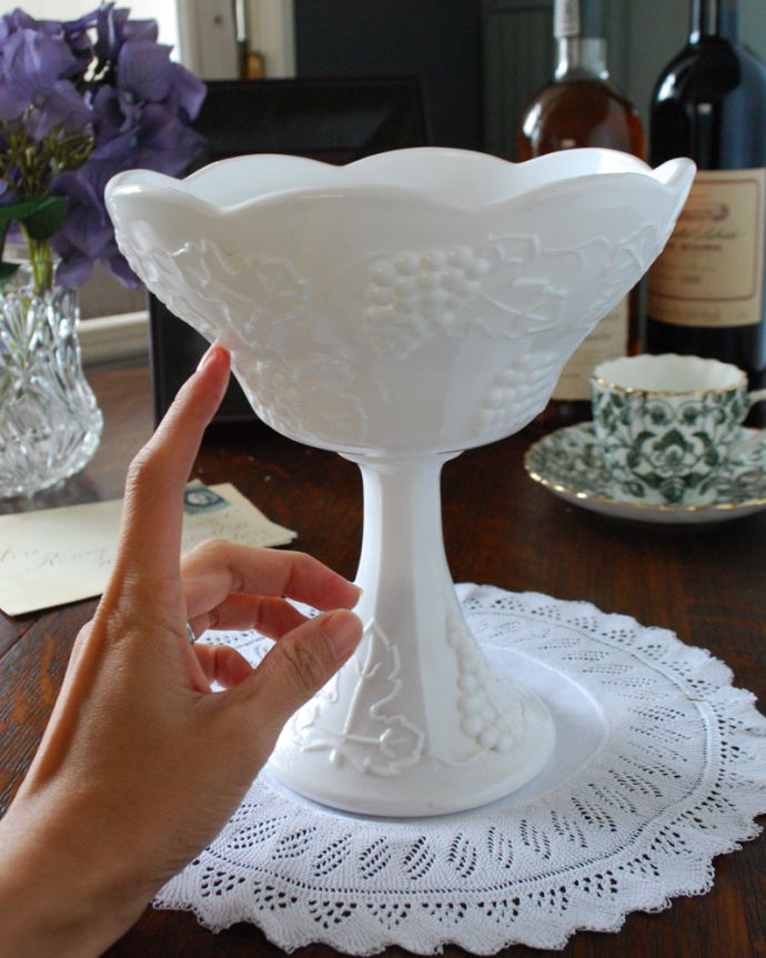 デザートグラス、ボウル(器)　アンティーク雑貨　花束のようなシルエットのミルクガラス、フラワーベース（花器）。アンティークのため、多少の欠け・傷がある場合がありますが、使用上問題はありませんので、ご了承下さい。(m-1668-z)