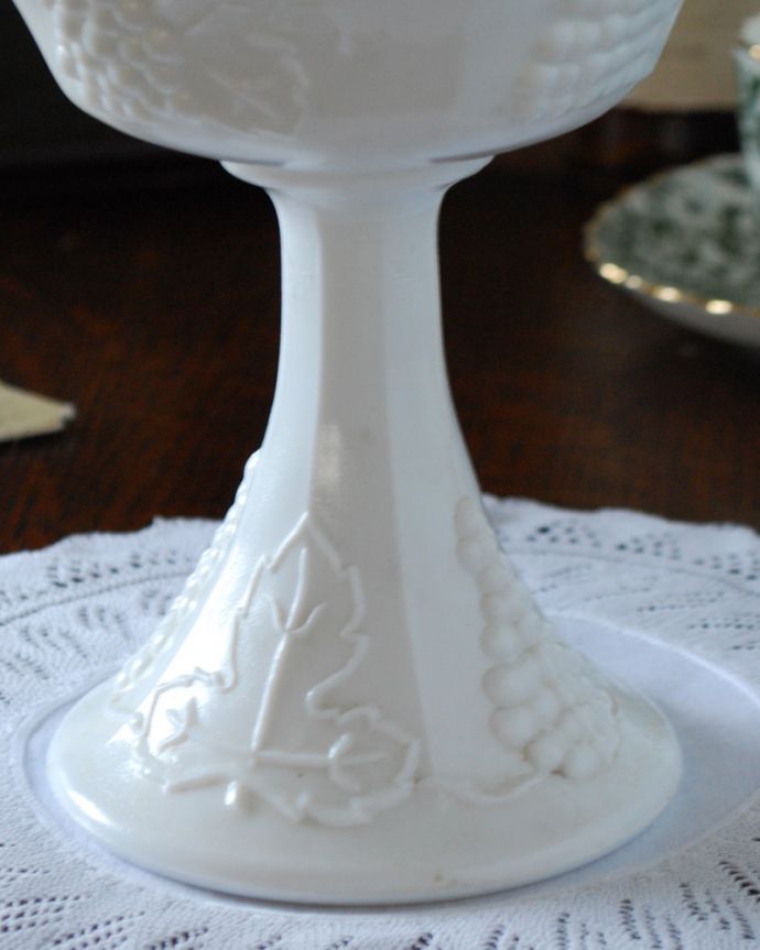 デザートグラス、ボウル(器)　アンティーク雑貨　花束のようなシルエットのミルクガラス、フラワーベース（花器）。足先までたっぷりと装飾されています。(m-1668-z)