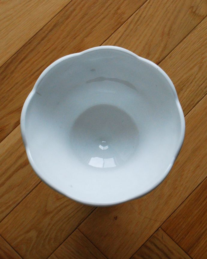 デザートグラス、ボウル(器)　アンティーク雑貨　花束のようなシルエットのミルクガラス、フラワーベース（花器）。上から見るとこんな感じです。(m-1668-z)