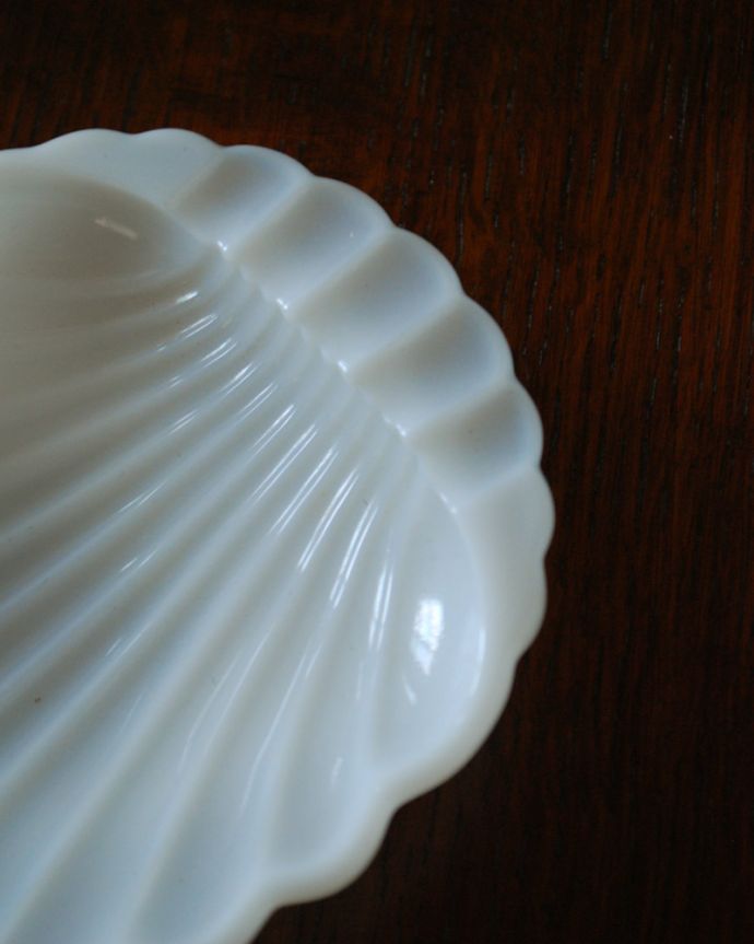 シェル型のアッシュトレイ（灰皿）、ミルクガラスのアンティークプレス